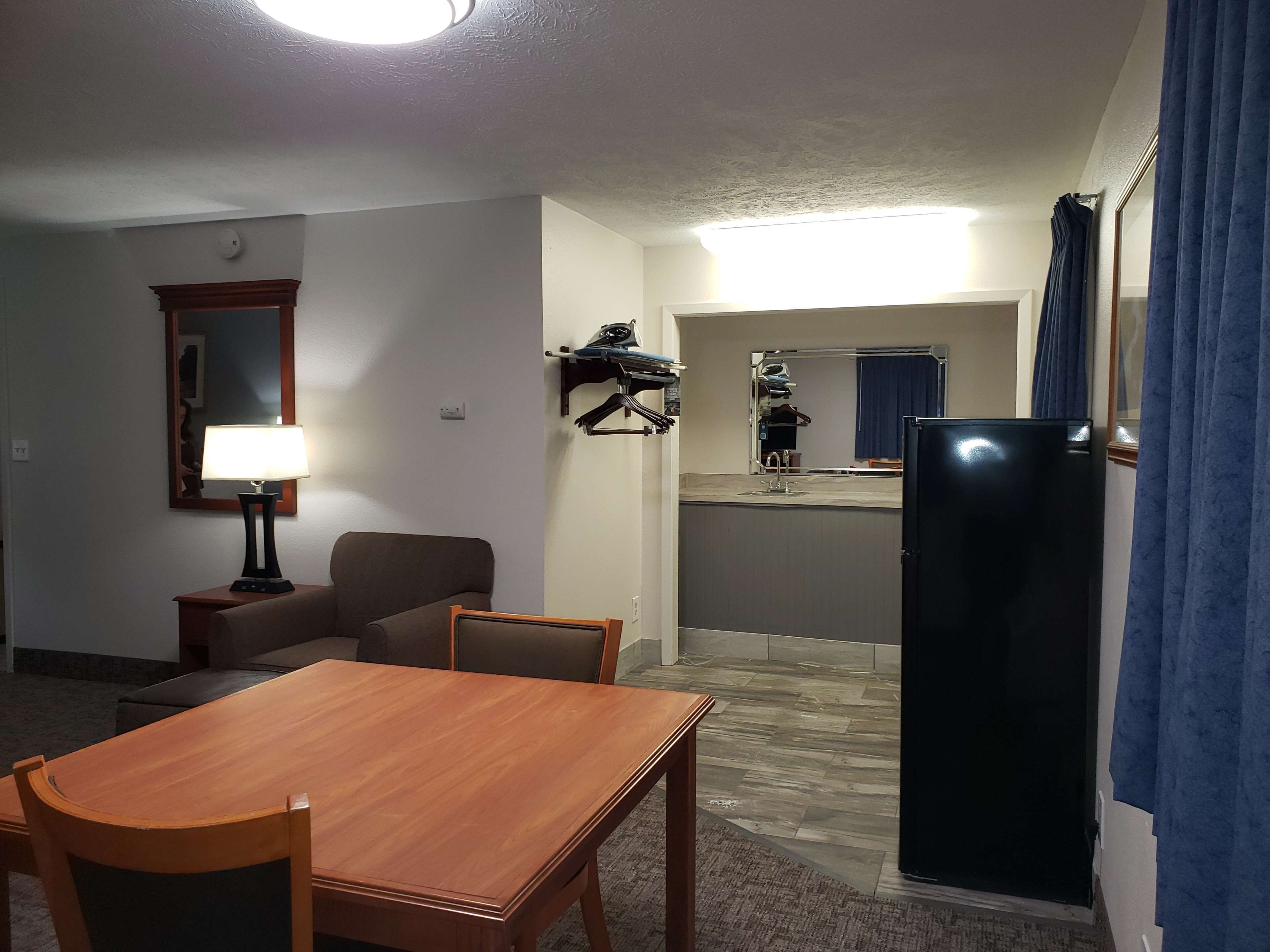 Standard-huone, 1 suuri parisänky, tupakointi kielletty, jääkaappi ja mikroaaltouuni (Larger Room) | Työpöytä, pimennysverhot, silitysrauta/-lauta, ilmainen Wi-Fi