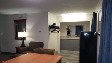 Standard-huone, 1 suuri parisänky, tupakointi kielletty, jääkaappi ja mikroaaltouuni (Larger Room) | Työpöytä, pimennysverhot, silitysrauta/-lauta, ilmainen Wi-Fi