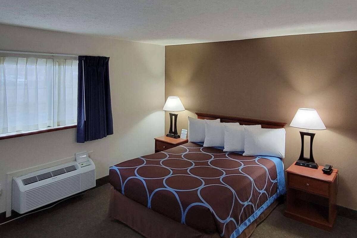 Desk, blackout drapes, iron/ironing board, free WiFi