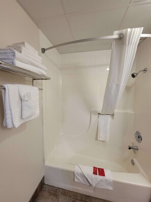 Habitación estándar, 2 camas de matrimonio, no fumadores | Baño | Ducha y bañera combinadas y artículos de higiene personal gratuitos