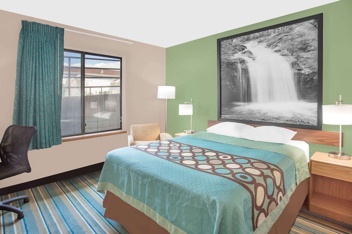 Ropa de cama hipoalergénica, escritorio y tabla de planchar con plancha