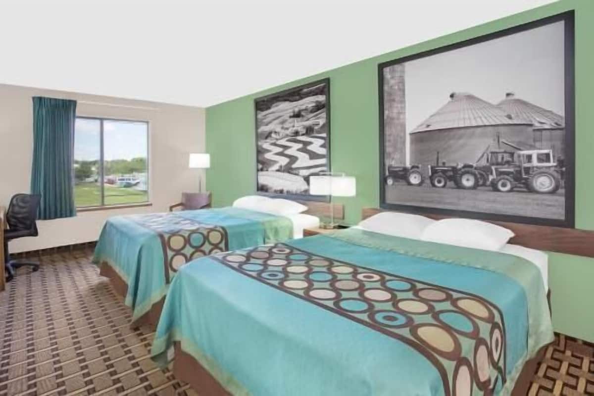 Ropa de cama hipoalergénica, escritorio y tabla de planchar con plancha