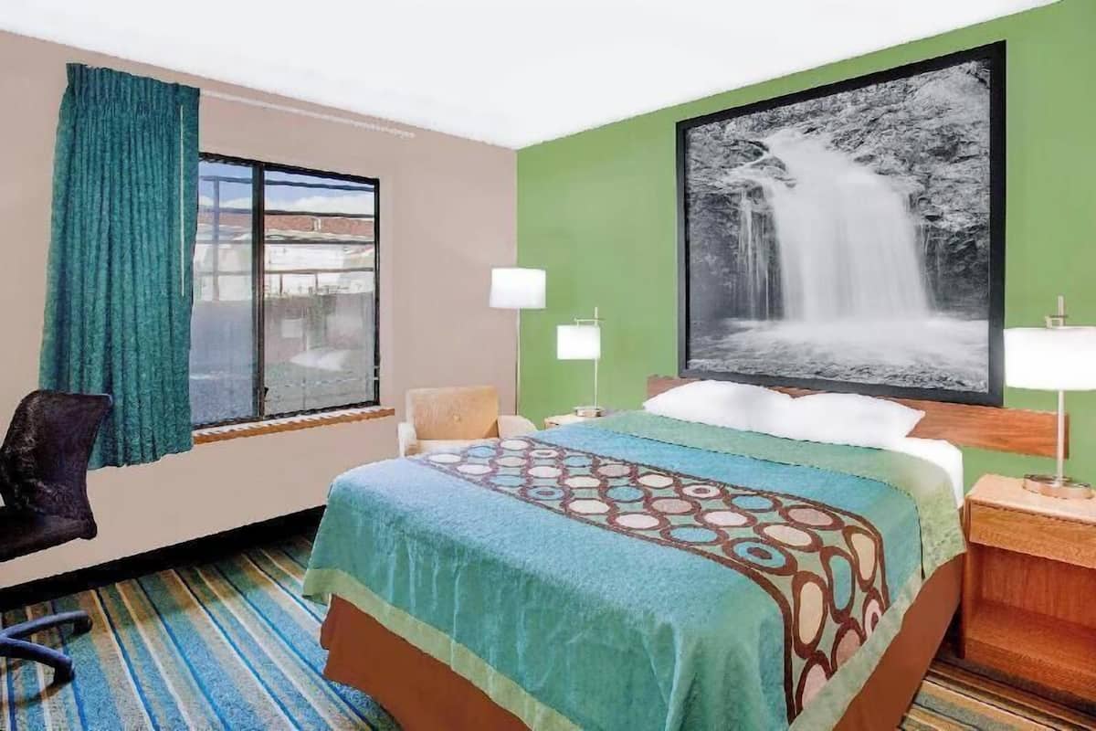 Ropa de cama hipoalergénica, escritorio y tabla de planchar con plancha