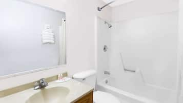 Combined shower/tub, free toiletries, hair dryer, towels