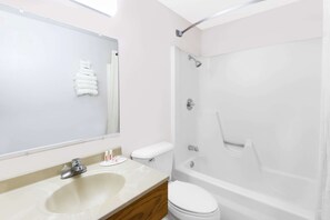 Combined shower/bathtub, free toiletries, hair dryer, towels