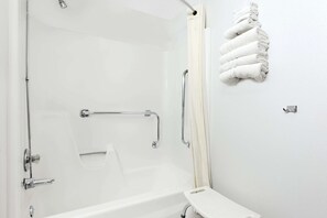 Chambre, 1 grand lit, accessible aux personnes à mobilité réduite | Salle de bain | Ensemble douche/baignoire, articles de toilette gratuits, sèche-cheveux