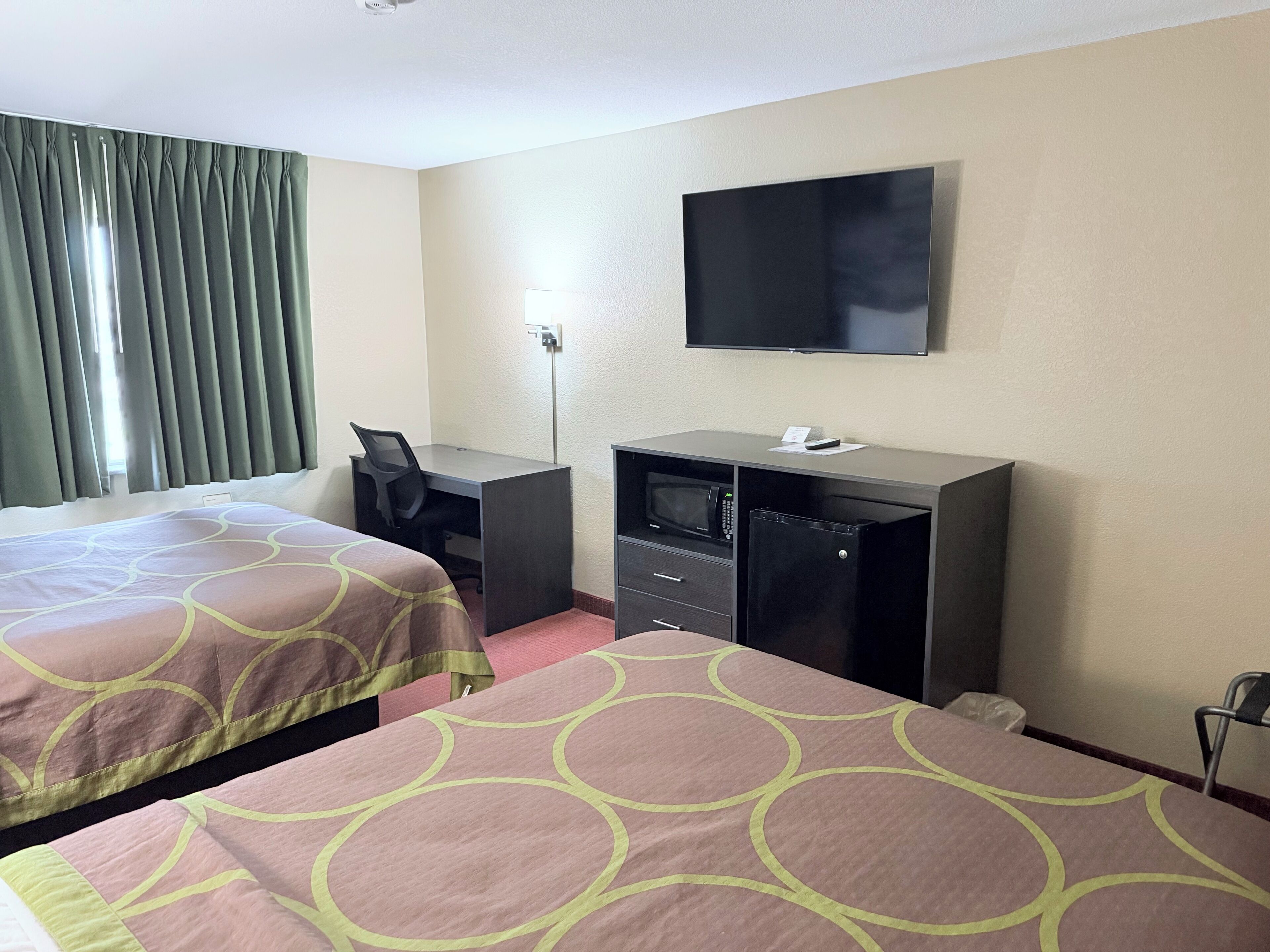 Standardrum - 2 queensize-sängar | Gratis barnsängar, extrasängar, gratis wi-fi och sängkläder