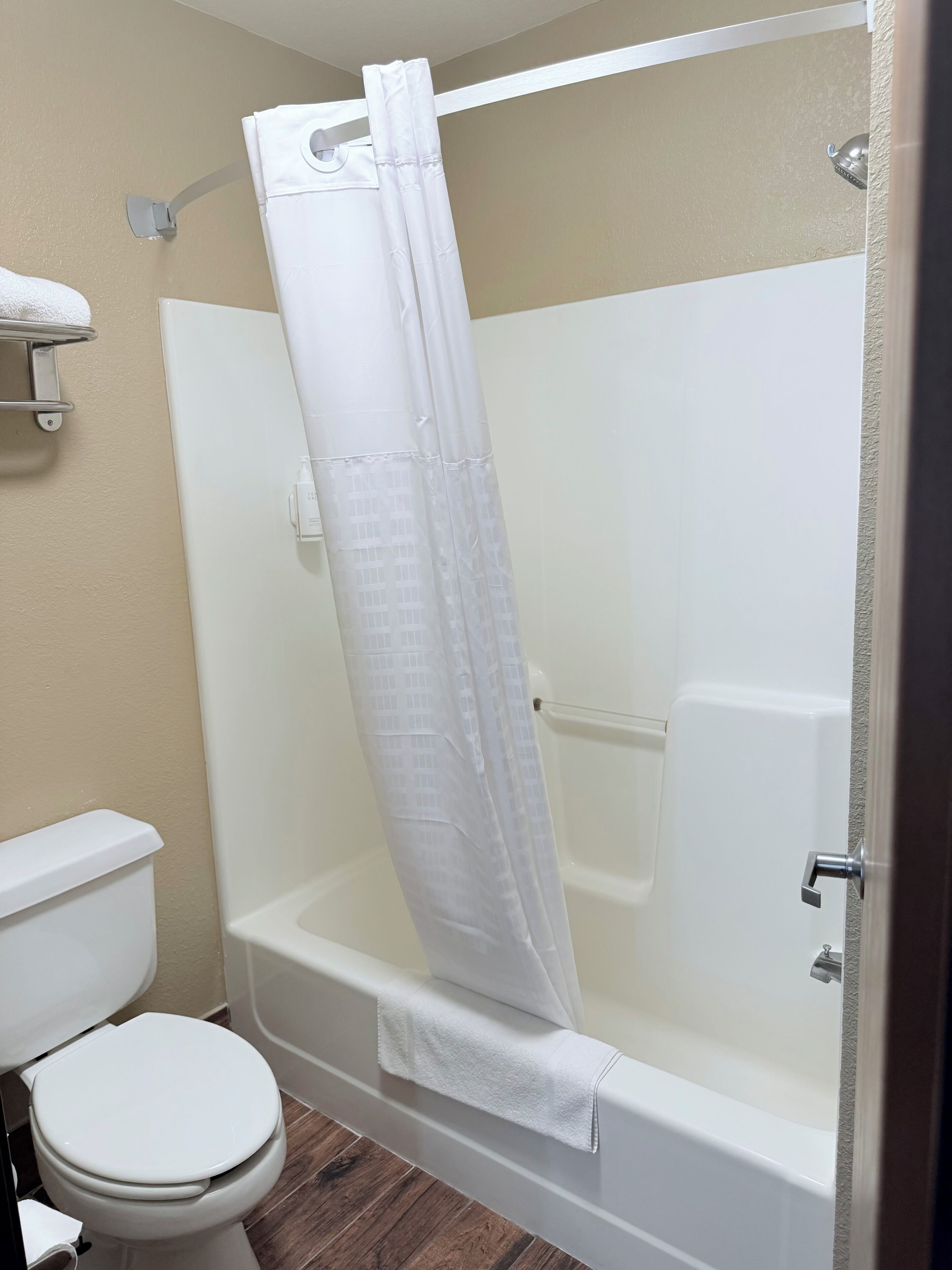 Ducha y bañera combinadas, secador de pelo y toallas