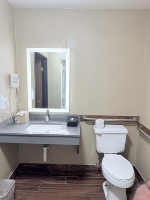Habitación estándar, 1 cama Queen size, con acceso para personas discapacitadas | Baño | Tina con regadera, secadora de cabello, toallas 