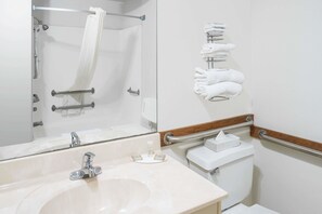 Chambre Standard, 1 grand lit, accessible aux personnes à mobilité réduite | Salle de bain | Ensemble baignoire-douche, séchoir à cheveux, serviettes fournies