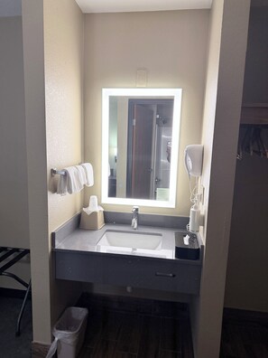 Combined shower/tub, hair dryer, towels - Super 8 by Wyndham Fond Du Lac (Fond du Lac)