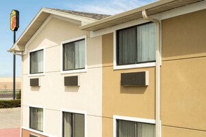 Un hotel de varios pisos con fachada color crema, ventanas grandes y señalización visible de una cadena hotelera.