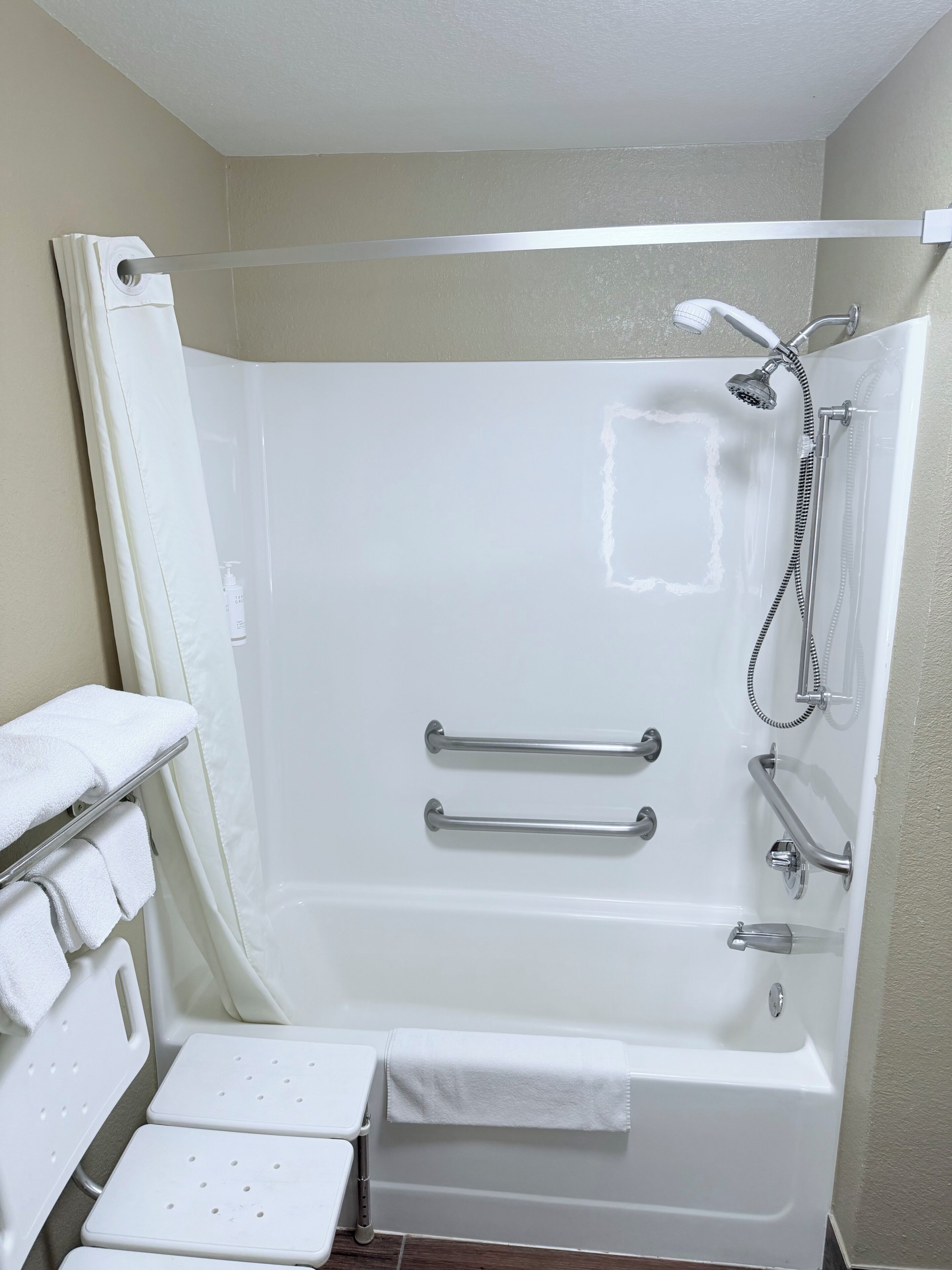 Kamar Standar, 1 Tempat Tidur Queen, akses difabel | Kamar mandi | Kombinasi shower/bathtub, pengering rambut,  dan handuk
