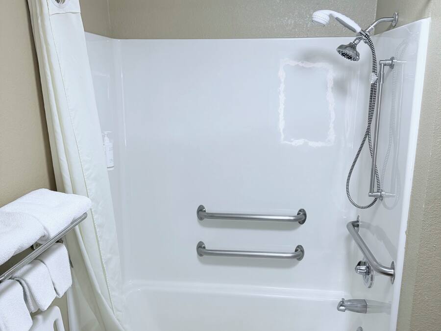 Ein Badezimmer mit Badewanne, Dusche und Toilette.