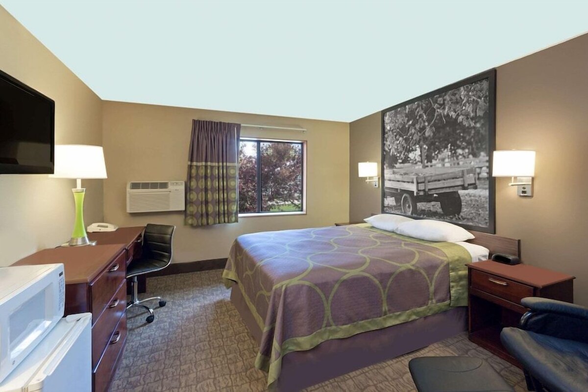 In-room safe, desk, iron/ironing board (on request), cribs (free)
