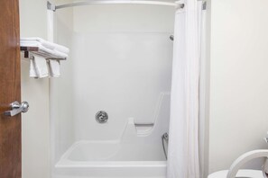 Rum - 1 queensize-säng - tillgänglighetsanpassat - icke-rökare (Mobility Accessible) | Badrum | Badkar/dusch, hårtork och handdukar