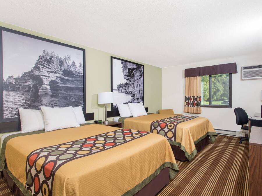 Kamer, 2 queensize bedden, niet-roken | Een bureau, verduisterende gordijnen, een strijkplank/strijkijzer