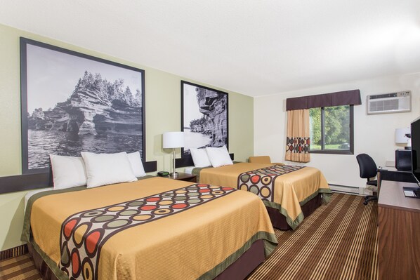 Quarto, 2 camas Queen, para não fumantes | Escrivaninha, cortinas blackout, ferros/tábuas de passar roupa