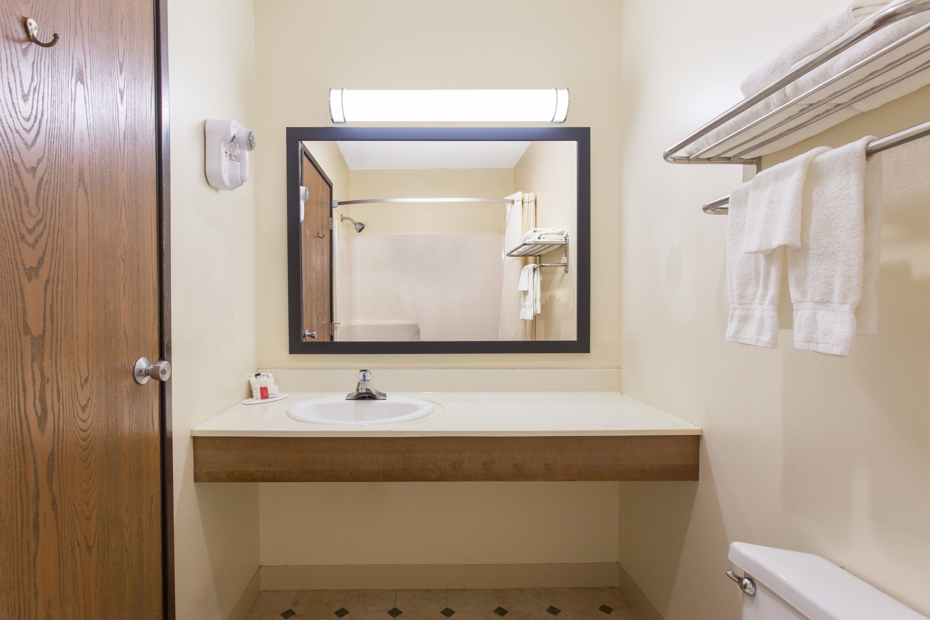 Tina con regadera, amenidades de baño gratuitas, secadora de cabello 