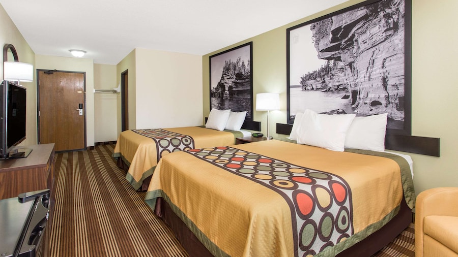 Super 8 by Wyndham Eau Claire I-94