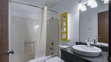 Kombinert dusj/badekar og håndklær