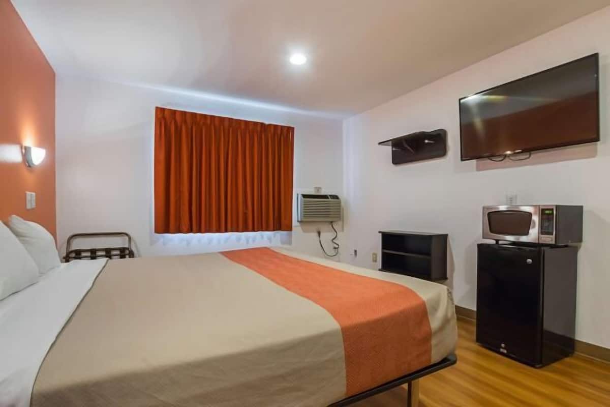 WiFi (free), bed sheets