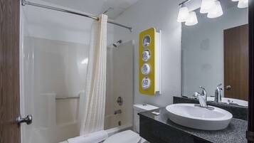 Bañera con ducha, toallas