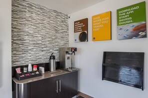 Lobby - Motel 6 Marshalltown, IA (Marshalltown)