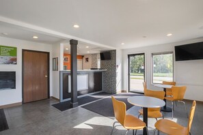 Lobby - Motel 6 Marshalltown, IA (Marshalltown)