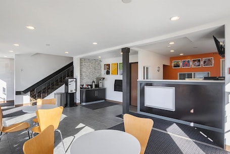 Lobby. Motel 6 Marshalltown, IA