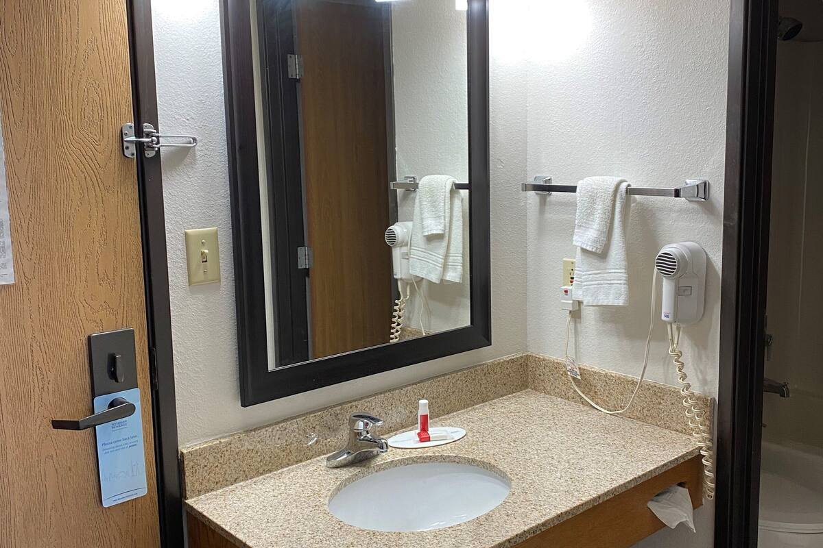 suite, 1 king bed, non smoking | bathroom | combined shower/bathtub, free toiletries, hair dryer, towels