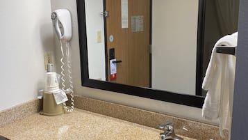 Combined shower/tub, free toiletries, hair dryer, towels