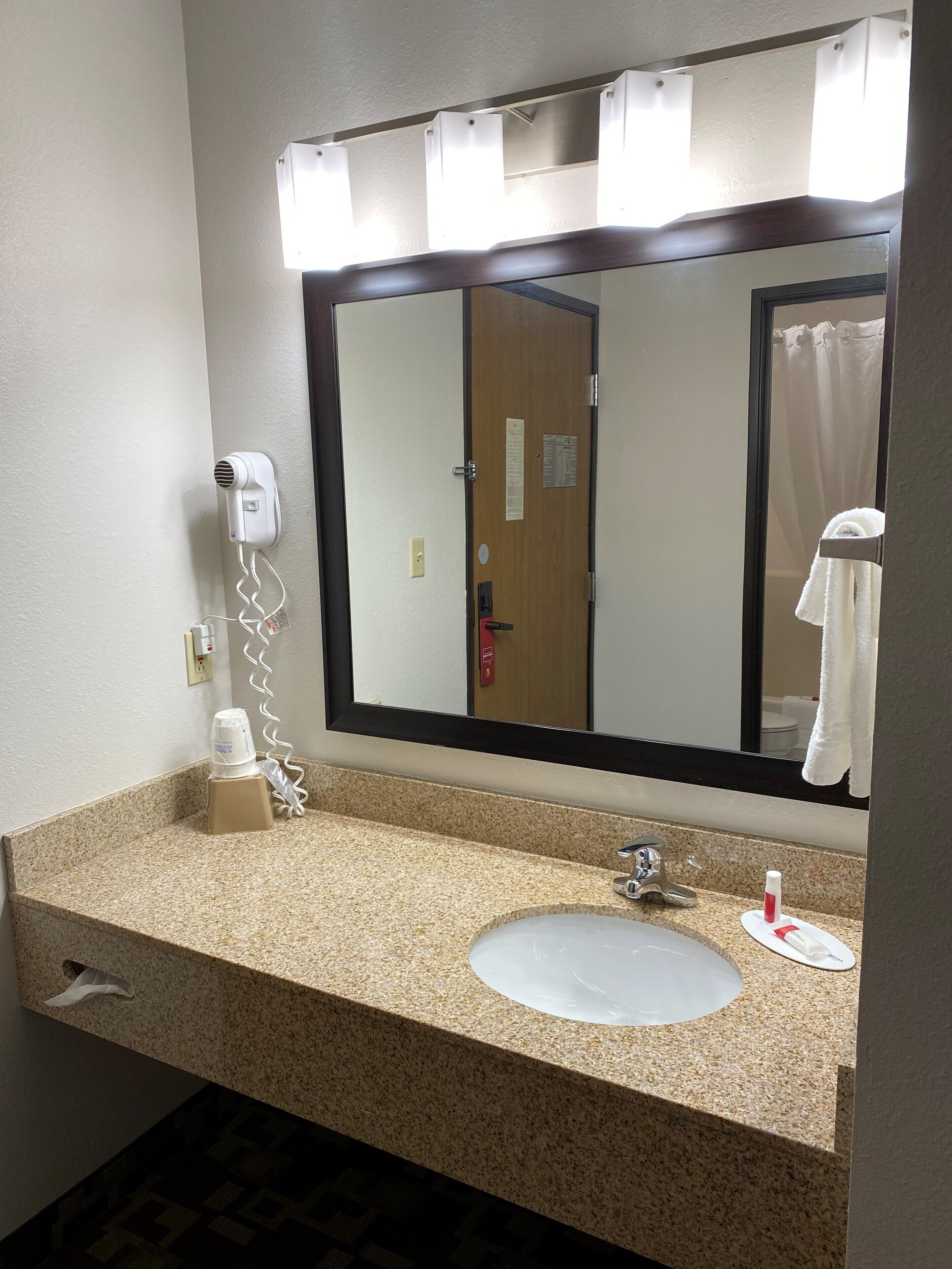 suite, 1 queen bed, non smoking | bathroom | combined shower/bathtub, free toiletries, hair dryer, towels