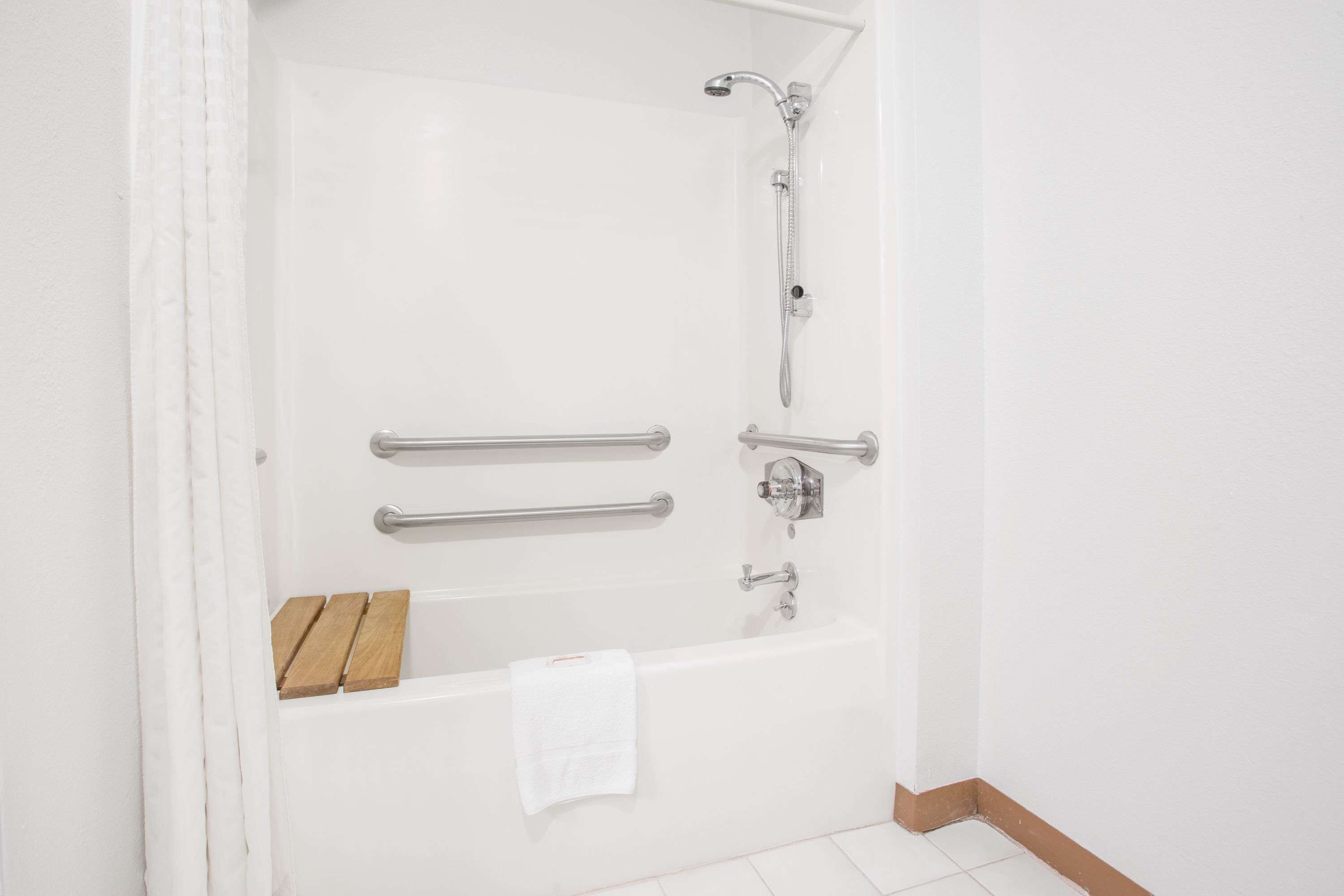 room, 1 queen bed, accessible, non smoking | bathroom | combined shower/bathtub, free toiletries, hair dryer, towels