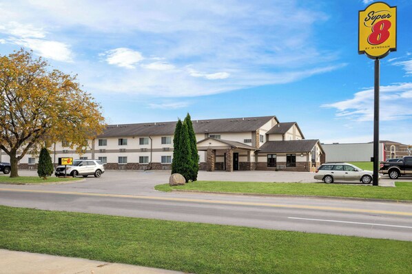 Situated on a street corner, this hotel offers a convenient central entrance and parking.