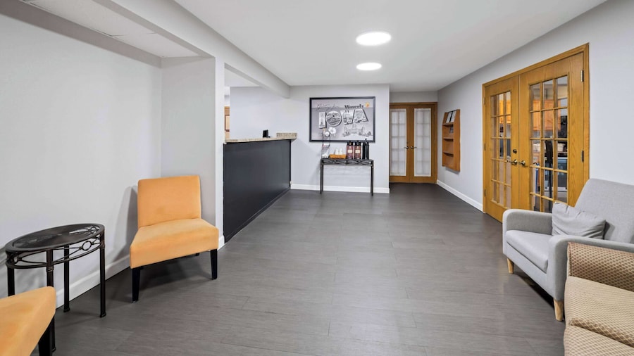 Super 8 by Wyndham Waverly