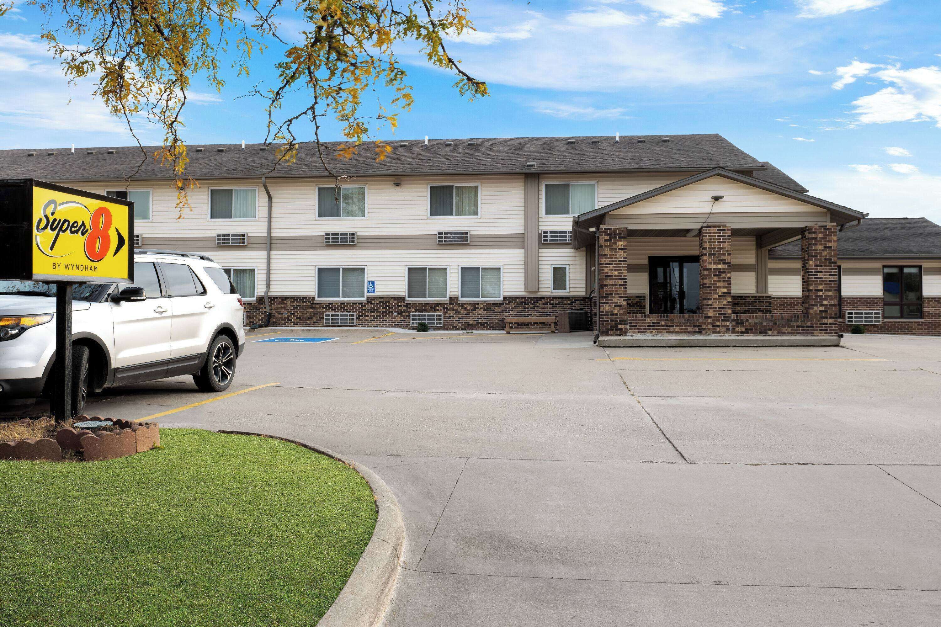 Ein Hotel mit einem Schild für 'Super 8 by Wyndham'.