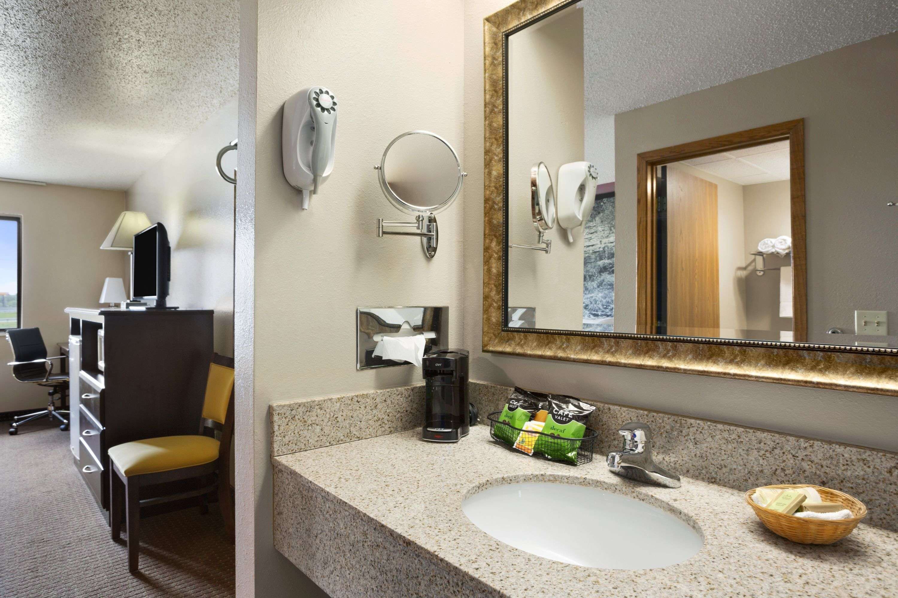 combined shower/bathtub, free toiletries, hair dryer, towels