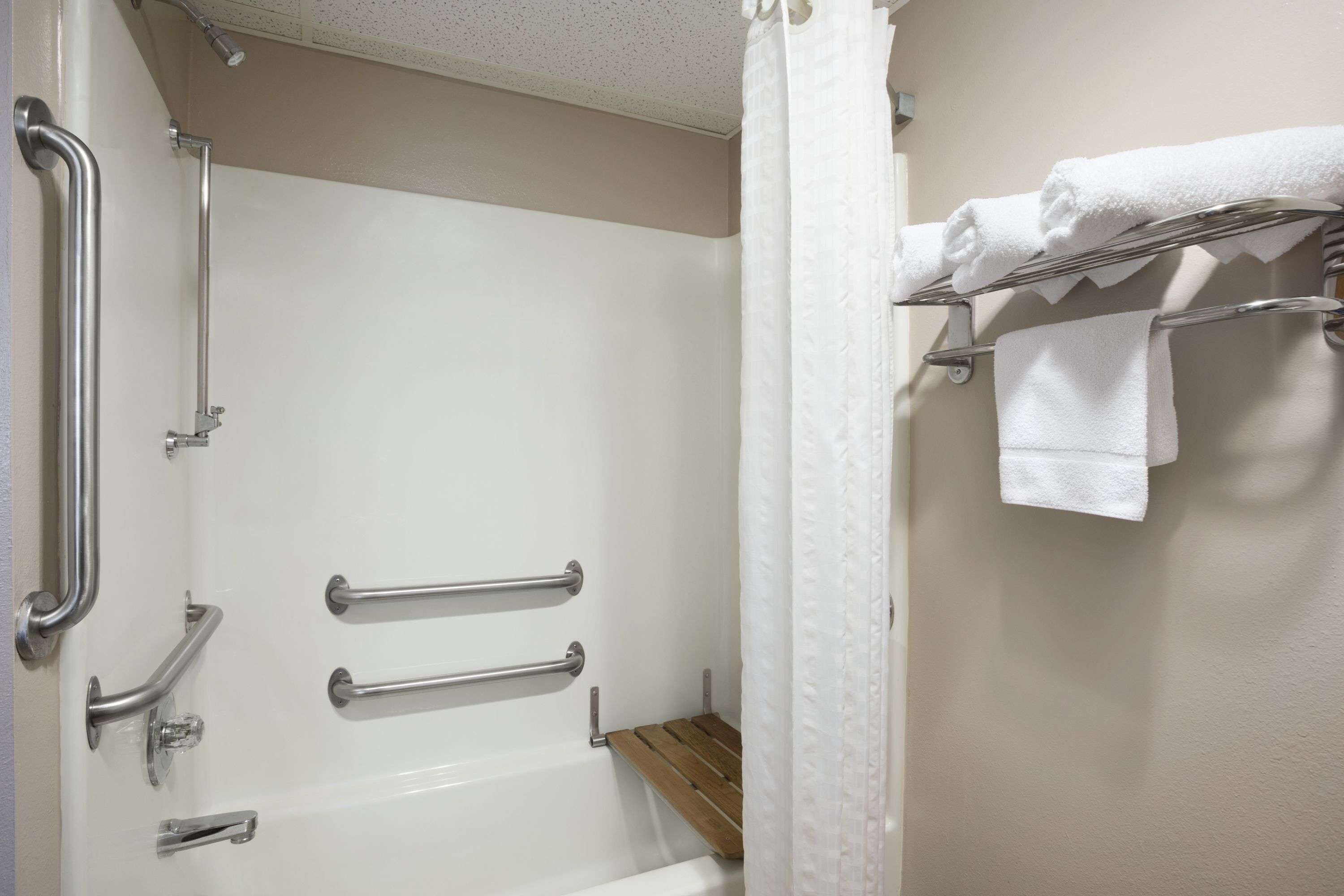 combined shower/bathtub, free toiletries, hair dryer, towels