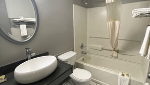 Combined shower/tub, free toiletries, hair dryer, towels