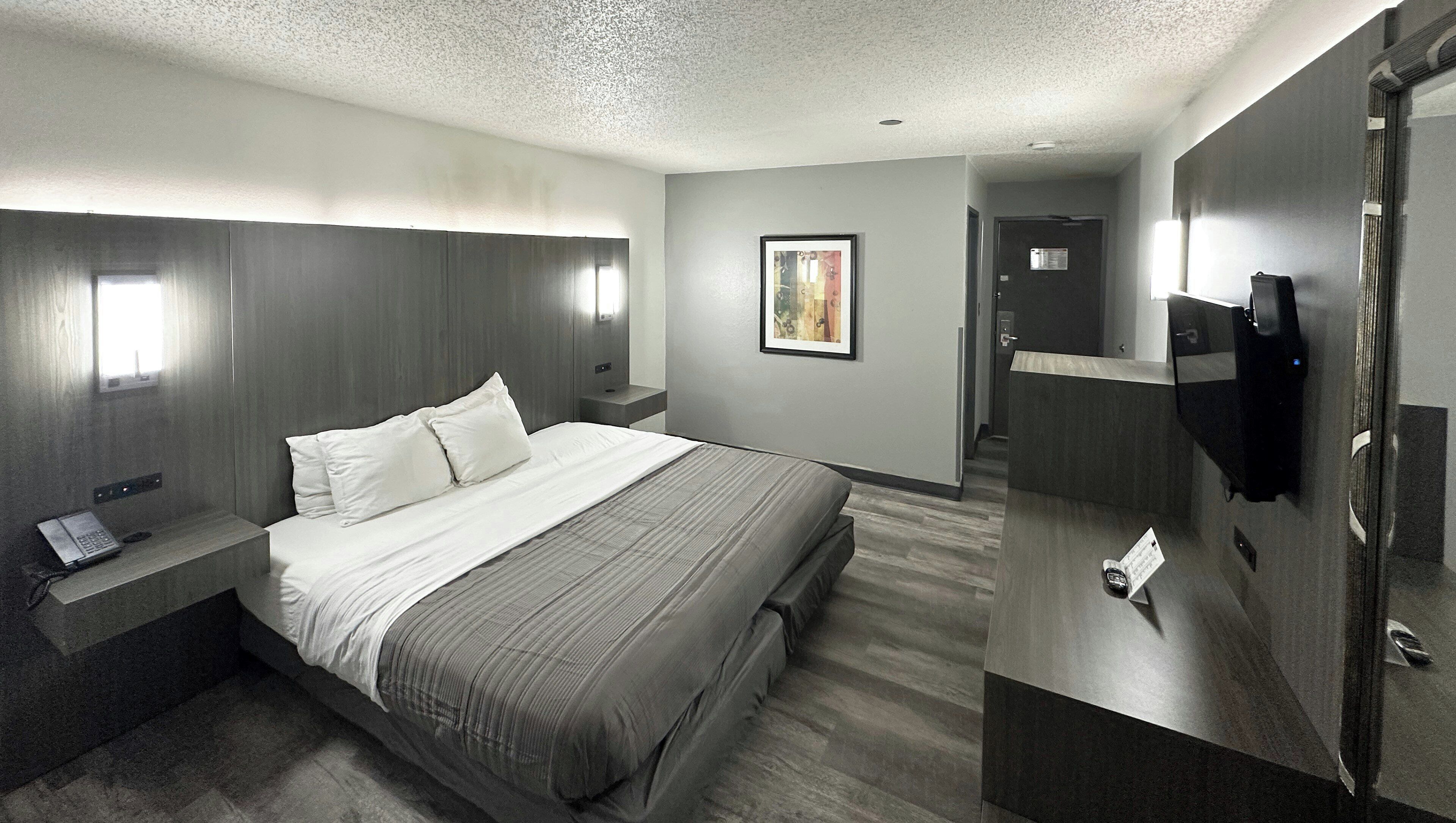 Premium bedding, desk, iron/ironing board, free WiFi