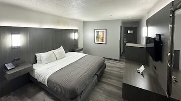 Premium bedding, desk, iron/ironing board, free WiFi