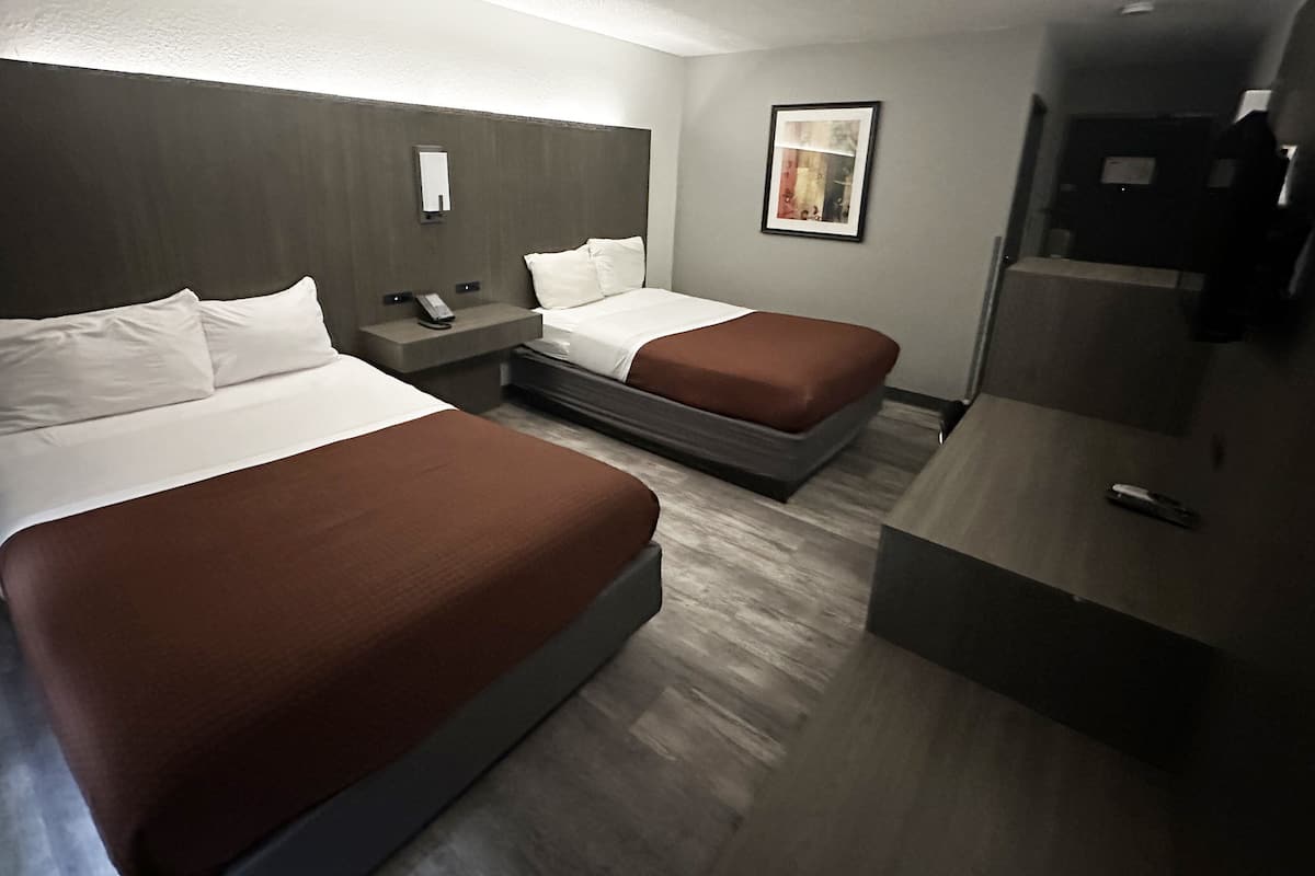 Chambre, 2 lits doubles, non-fumeurs, réfrigérateur | Literie de qualité supérieure, bureau, fer et planche à repasser