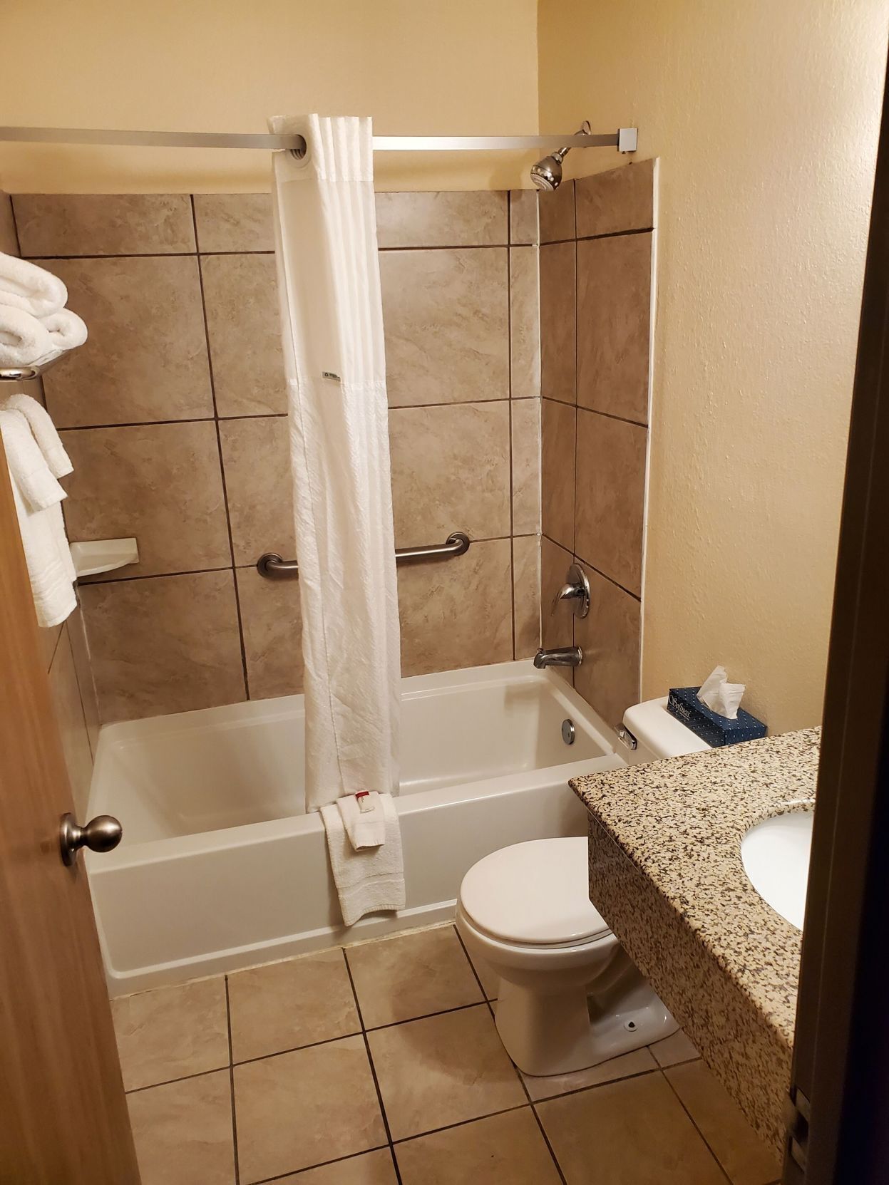 Baño | Tina con regadera, amenidades de baño gratuitas, secadora de cabello 