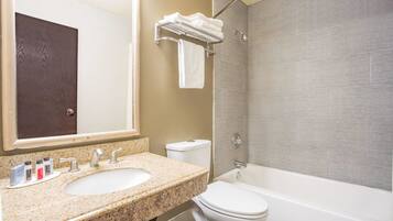 Combined shower/tub, towels