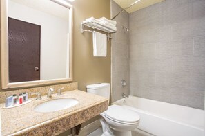 Combined shower/bathtub, towels