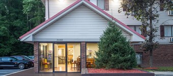 Super 8 by Wyndham Waldorf