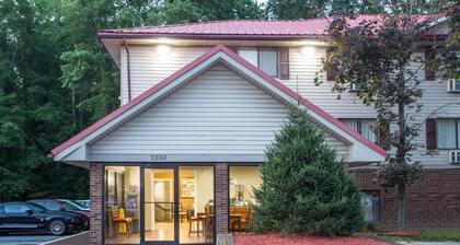 Super 8 by Wyndham Waldorf