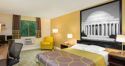 Super 8 by Wyndham Waldorf