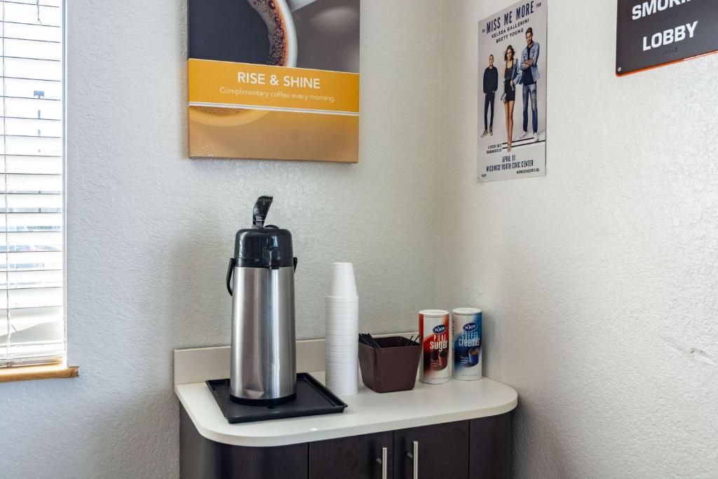 Ein Kaffee-Bereich mit Kaffeemaschine, Einwegbechern, Zucker und Sahne.